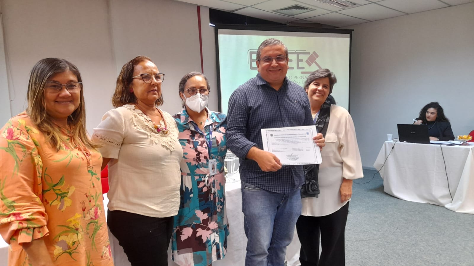 Presidente da Comissão de Ética de Enfermagem ministra palestra em evento do Coren-PE