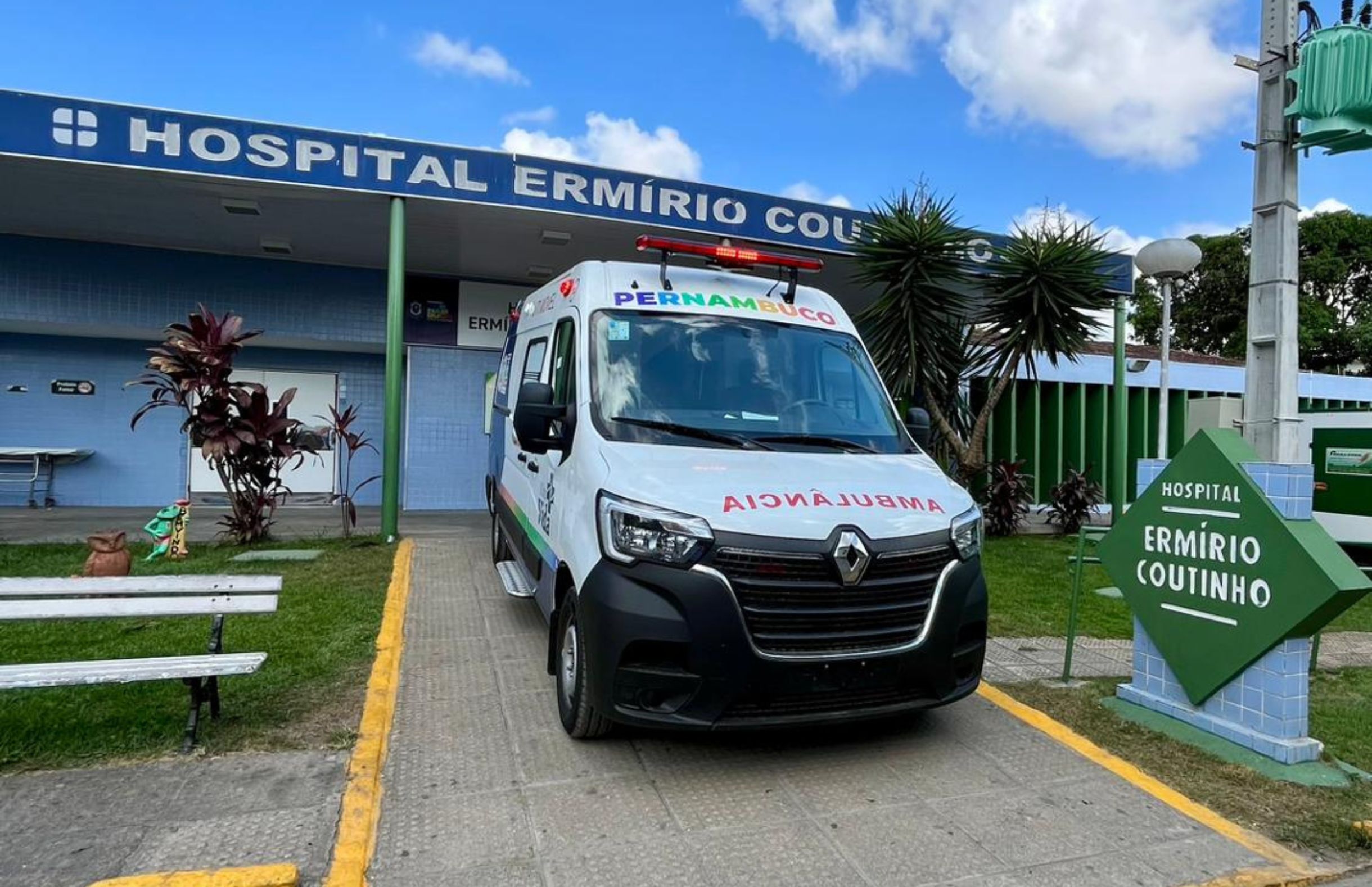 Hospital Ermírio Coutinho recebe nova ambulância e reforça transporte seguro de pacientes 