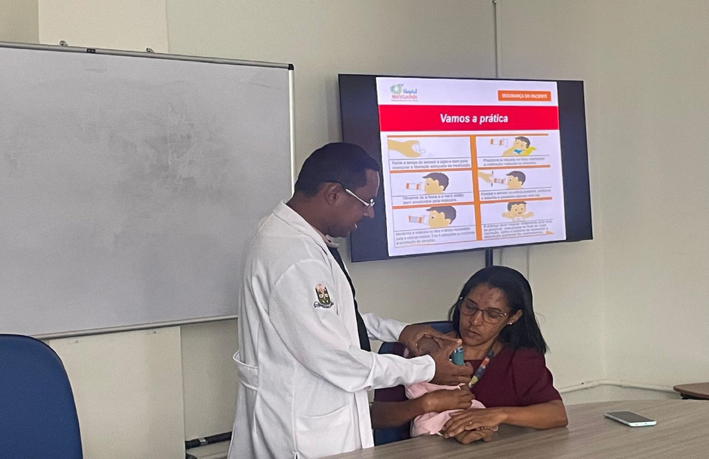 Hospital Maria Lucinda promove capacitação sobre uso de inalador dosimetrado com espaçador e cuidados com vias aéreas superiores em pediatria