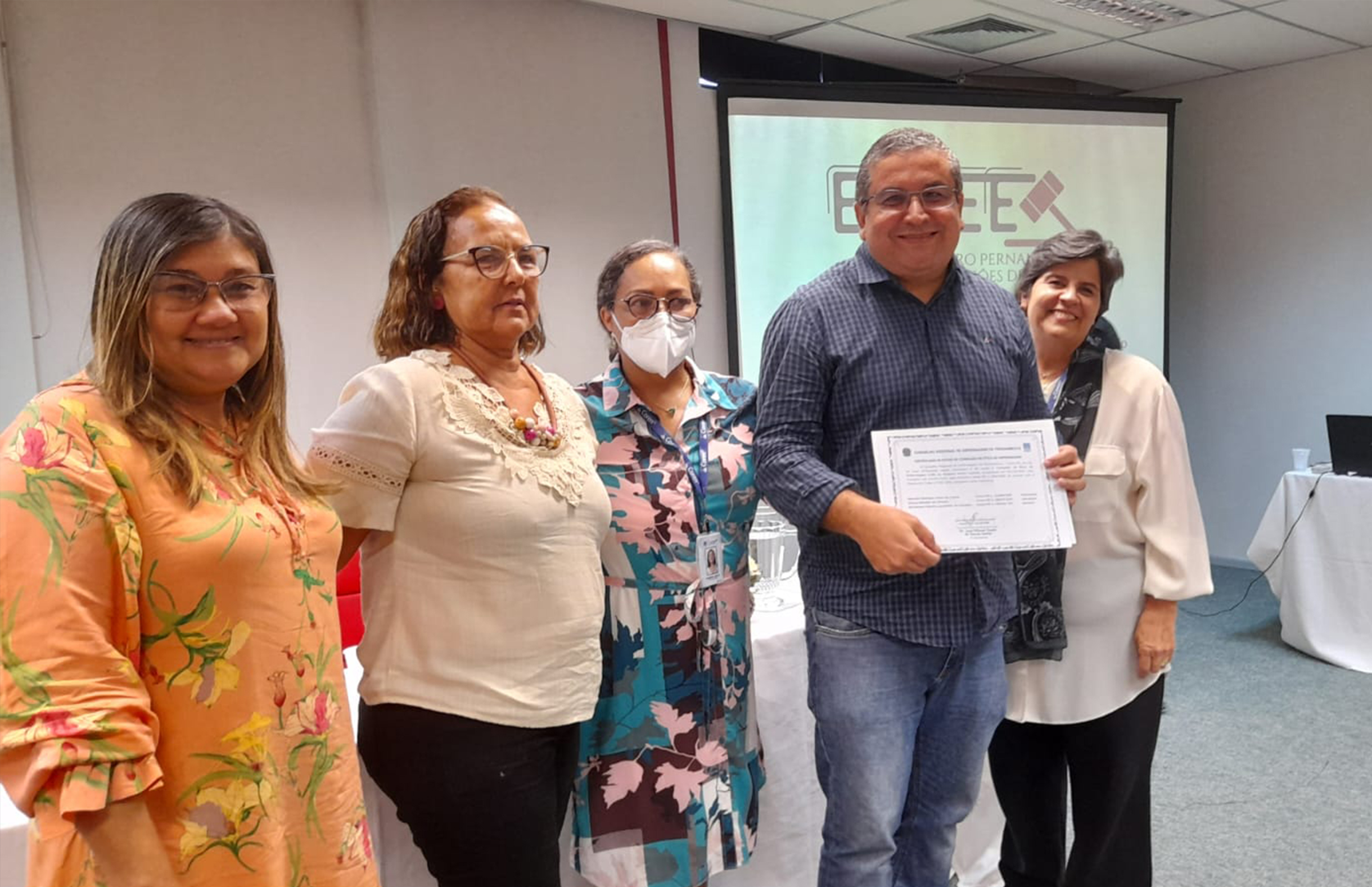 Presidente da Comissão de Ética de Enfermagem ministra palestra em evento do Coren-PE